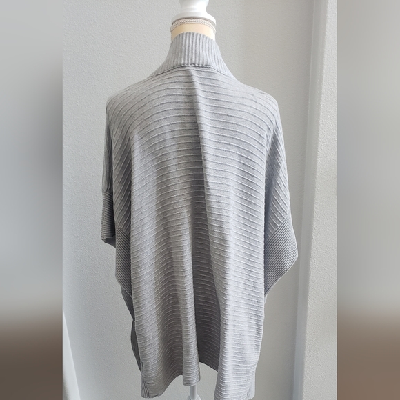 Jones New York short sleeved grey sweater or cardigan - Picture 2 of 4